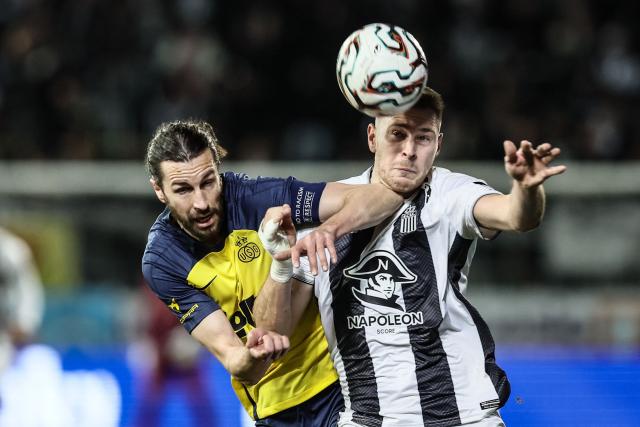 Royal Charleroi SC's French forward #21 Aurelien Scheidler (R) heads the ball in front of Royale Union Saint-Gilloise's English defender #16 Christian Burgess (L) during the semi final first leg of the Belgium 'Croky Cup' between Sporting Charleroi and Royale Union Saint-Gilloise at the Stade du Pays de Charleroi, in Charleroi, on February 4, 2026. Union's Christian Burgess and Charleroi's Aurelien Scheidler fight for the ball during a soccer game between Sporting Charleroi and Royale Union Saint-Gilloise, a first leg 1/2 final game in the Croky Cup Belgian cup competition, Wednesday 04 February 2026 in Charleroi. BELGA PHOTO BRUNO FAHY (Photo by BRUNO FAHY / Belga / AFP) / Belgium OUT
