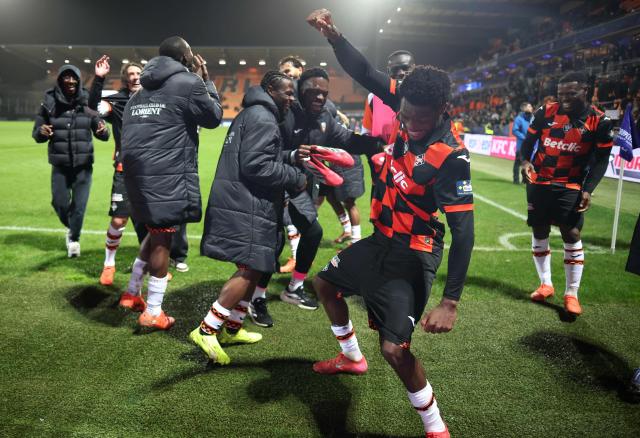 Lorient's players celebrate their victory at the end of the French Cup round of 16 football match between Lorient FC and Paris FC at the Stade du Moustoir in Lorient on February 4, 2026. (Photo by Fred TANNEAU / AFP)