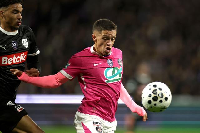 Toulouse's Argentine forward #15 Santiago Hidalgo (C) controls the ball during the French Cup round of 16 football match between Toulouse FC and Amiens SCF at the Stadium de Toulouse in Toulouse, south-western France, on February 4, 2026. (Photo by Valentine CHAPUIS / AFP)