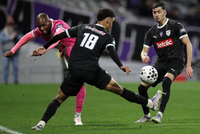 Toulouse's French defender #19 Djibril Sidibe (L) kicks the ball during the French Cup round of 16 football match between Toulouse FC and Amiens SCF at the Stadium de Toulouse in Toulouse, south-western France, on February 4, 2026. (Photo by Valentine CHAPUIS / AFP)