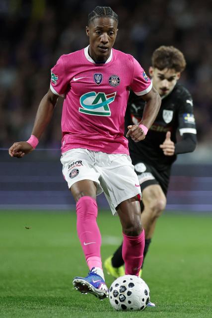 Toulouse's Senegalese midfielder #18 Pape Demba Diop controls the ball during the French Cup round of 16 football match between Toulouse FC and Amiens SCF at the Stadium de Toulouse in Toulouse on February 4, 2026. (Photo by Valentine CHAPUIS / AFP)