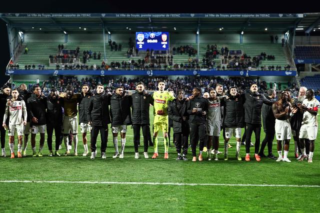 Lens' players celebrate their team's victory at the end of the French Cup round of 16 football match between Estac Troyes and Lens RC at the Stade de l'Aube in Troyes on February 4, 2026. (Photo by Sameer Al-DOUMY / AFP)