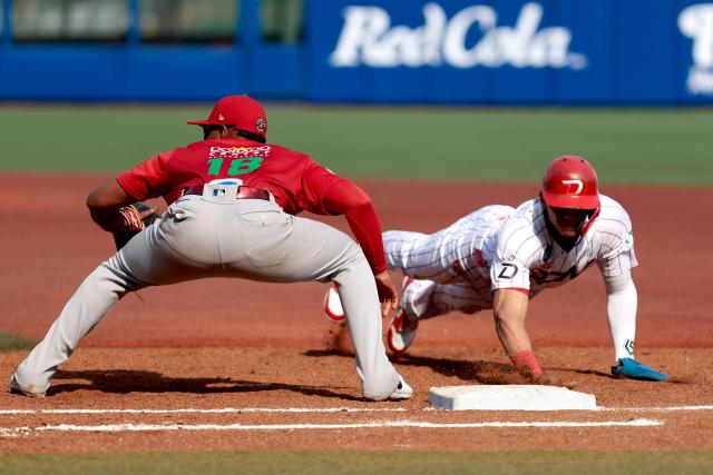 Leones del Escogido's #37 Erik Gonzalez (R) dives first base as Federales de Chiriqui's #18 Jean Arnaez catches the ball during the fourth inning of the Caribbean Series baseball tournament seventh game between Panama's Federales de Chiriqui and Dominican Republic's Leones del Escogido at the Panamerican Stadium in Jalisco, Mexico, on February 4, 2026. (Photo by Ulises Ruiz / AFP)