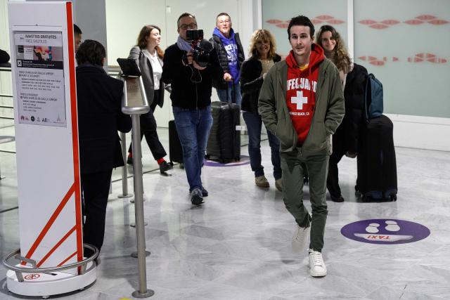TOPSHOT - French national Tom Felix (2nd R) arrives at Roissy-Charles de Gaulle Airport after he was acquitted on eight drug-related charges at the Malaysian High Court, on the outskirts of Paris, on February 5, 2026. A Malaysian court acquitted on February 3 the French national who was facing the death penalty on eight drug-related charges, freeing him after nearly two and a half years in detention. (Photo by GEOFFROY VAN DER HASSELT / AFP)