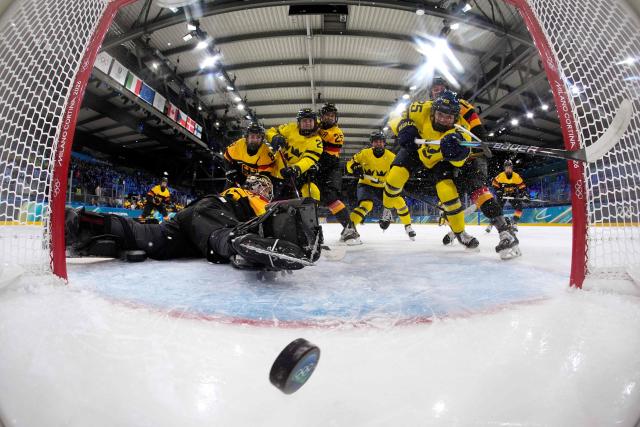 Sweden's forward #25 Lina Ljungblom scores the equalising goal during the women's preliminary round Group B Ice Hockey match between Sweden and Germany at the Milano Rho Ice Hockey Arena during the Milano Cortina 2026 Winter Olympic Games in Milan on February 5, 2026. (Photo by Sun WEI / POOL / AFP)