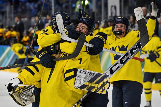 Sweden's teammates celebrate at the end of the women's preliminary round Group B Ice Hockey match between Sweden and Germany at the Milano Rho Ice Hockey Arena during the Milano Cortina 2026 Winter Olympic Games, in Milan, on February 5, 2026. Sweden wins 4 - 1 against Germany. (Photo by Alexander NEMENOV / AFP)