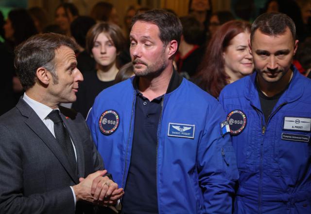 France's President Emmanuel Macron (L) talks to ESA (European Space Agency) French astronaut Thomas Pesquet (2nd-R) next to French astronaut Arnaud Prost (R) following a video conference with French astronaut Sophie Adenot ahead of her departure for the International Space Station, at the presidential Elysee Palace in Paris on February 5, 2026. Four astronauts could blast off to the International Space Station (ISS) next week, after setbacks including a mysterious medical evacuation of the previous crew, last-minute rocket problems, and some scheduling conflicts with NASA's Moon mission. (Photo by Ludovic MARIN / POOL / AFP)