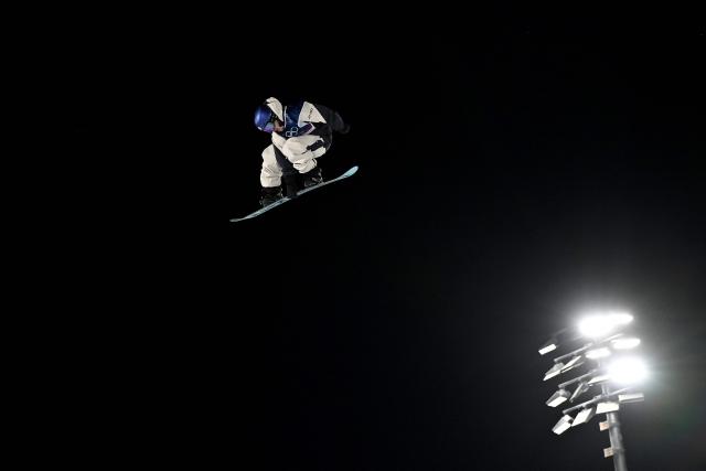 Japan's Hiroto Ogiwara competes in the snowboard men's big air qualification run 2 during the Milano Cortina 2026 Winter Olympic Games at Livigno Snow Park, in Livigno (Valtellina), on February 5, 2026. (Photo by Jeff PACHOUD / AFP)