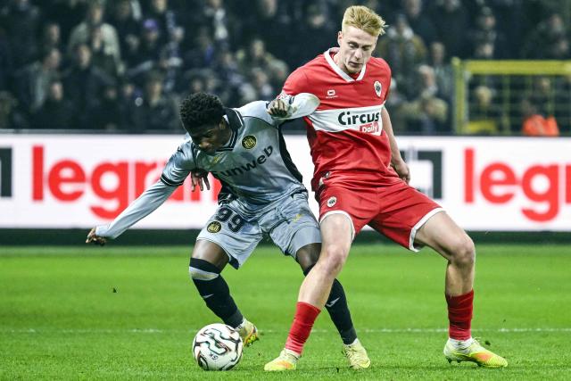 RSC Anderlecht's Ibrahim Kanate (L) and Royal Antwerp FC's Zeno Van Den Bosch (R) fight for the ball during the Belgian Cup semi-final first leg football match between RSC Anderlecht and Royal Antwerp FC at the Bosuilstadion in Antwerp on February 5, 2026. (Photo by Tom Goyvaerts / Belga / AFP) / Belgium OUT