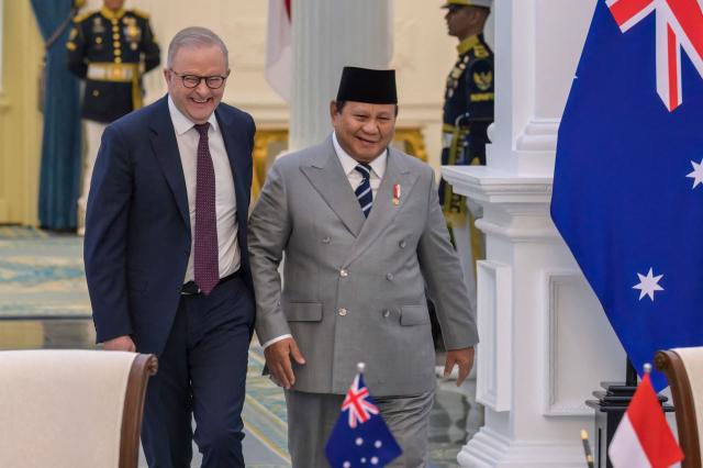 Indonesian President Prabowo Subianto (R) and Australian Prime Minister Anthony Albanese (L) walk together during a  meeting at the Merdeka Palace in Jakarta on February 6, 2026. (Photo by BAY ISMOYO / AFP)