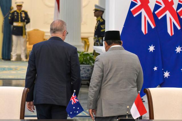 Indonesian President Prabowo Subianto (R) and Australian Prime Minister Anthony Albanese (L) walk together during a  meeting at the Merdeka Palace in Jakarta on February 6, 2026. (Photo by BAY ISMOYO / AFP)