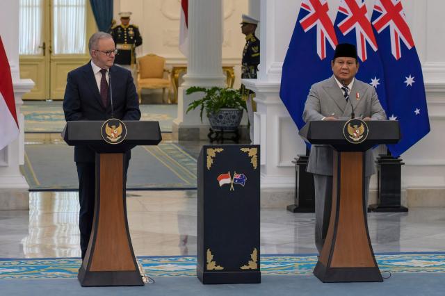 Indonesian President Prabowo Subianto (R) and Australian Prime Minister Anthony Albanese (L) deliver statements following their meeting at the Merdeka Palace in Jakarta on February 6, 2026. (Photo by BAY ISMOYO / AFP)