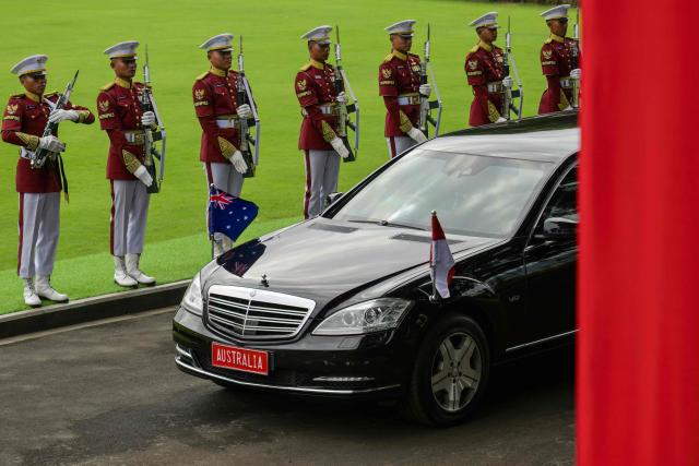 Australian Prime Minister Anthony Albanese’s motorcade enters the grounds of the Merdeka Palace in Jakarta on February 6, 2026, ahead of a meeting with Indonesian President Prabowo Subianto. (Photo by BAY ISMOYO / AFP)