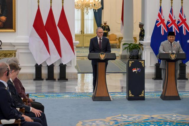 Indonesian President Prabowo Subianto (R) and Australian Prime Minister Anthony Albanese (C) deliver statements following their meeting at the Merdeka Palace in Jakarta on February 6, 2026. (Photo by BAY ISMOYO / AFP)