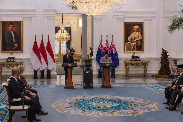 Indonesian President Prabowo Subianto (centre R) and Australian Prime Minister Anthony Albanese (centre L) deliver statements following their meeting at the Merdeka Palace in Jakarta on February 6, 2026. (Photo by BAY ISMOYO / AFP)