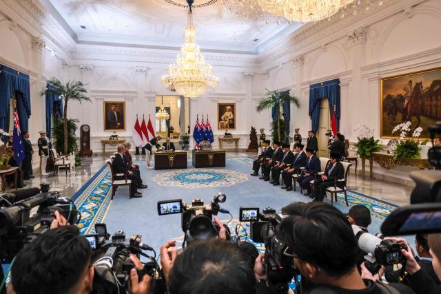 Indonesian President Prabowo Subianto (centre R) and Australian Prime Minister Anthony Albanese (centre L) sign a cooperation agreement document at the Merdeka Palace in Jakarta on February 6, 2026. (Photo by BAY ISMOYO / AFP)