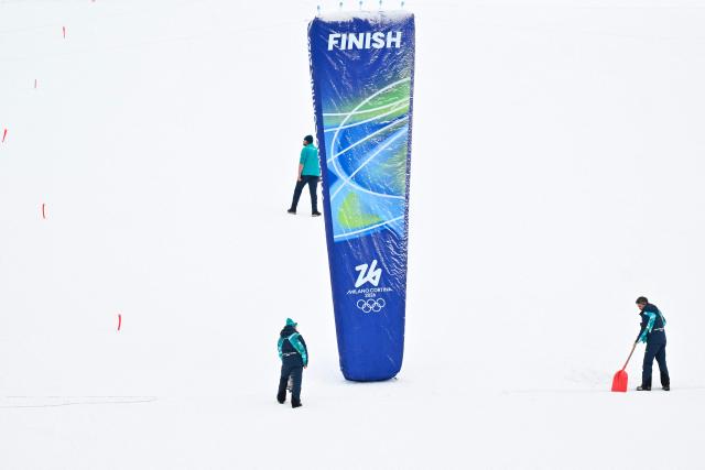 Staff work on the slope before the second official training for the women's downhill event at the Tofane Alpine Skiing Centre during Milano Cortina 2026 Winter Olympic Games in Cortina d’Ampezzo on February 6, 2026. (Photo by Tiziana FABI / AFP)