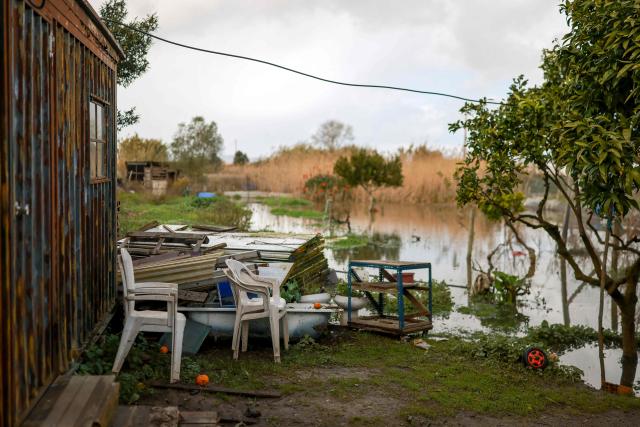 Picture shows a flooded area on a bank of the Tagus river, in the aftermath of Storm Leonardo, in the Portuguese village of Porto Alto, Benavente, on February 6, 2026. A deadly storm that triggered floods and thousands of evacuations in the Iberian Peninsula sparked calls yesterday for Portugal's presidential run-off to be postponed, but electoral officials insisted it would go ahead. The country of around 10 million people had barely recovered from last week's battering by rain and winds that killed five people, injured hundreds and left tens of thousands without power. This week's Storm Leonardo has left one dead in Portugal and lashed the southern Spanish region of Andalusia, where rescuers were searching for a missing woman and evacuated thousands of people. (Photo by PATRICIA DE MELO MOREIRA / AFP)