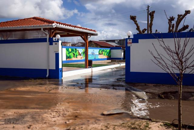 Picture shows a flooded yard, placed on a bank of the Tagus river, in the aftermath of Storm Leonardo, in the Portuguese village of Porto Alto, Benavente, on February 6, 2026. A deadly storm that triggered floods and thousands of evacuations in the Iberian Peninsula sparked calls yesterday for Portugal's presidential run-off to be postponed, but electoral officials insisted it would go ahead. The country of around 10 million people had barely recovered from last week's battering by rain and winds that killed five people, injured hundreds and left tens of thousands without power. This week's Storm Leonardo has left one dead in Portugal and lashed the southern Spanish region of Andalusia, where rescuers were searching for a missing woman and evacuated thousands of people. (Photo by PATRICIA DE MELO MOREIRA / AFP)
