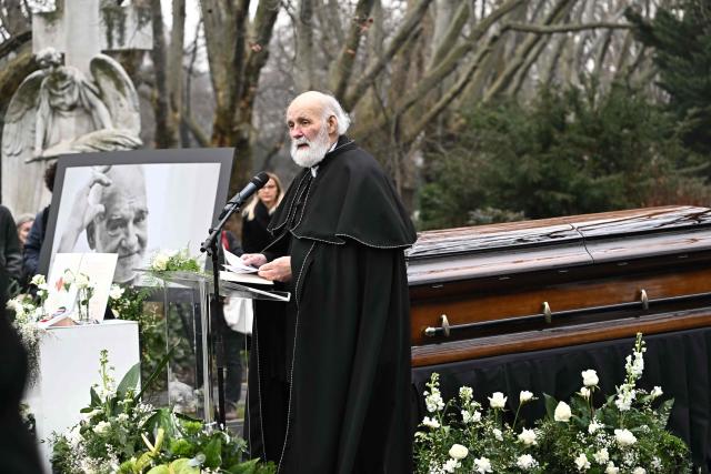 Hungarian methodist pastor Gabor Ivanyi, and president of the Hungarian Evangelical Fellowship gives the eulogy of Hungarian filmmaker Bela Tarr during his funeral at the Fiumei Road Cemetery of Budapest, Hungary, on February 6, 2026, one month after his death. Legendary Hungarian filmmaker Bela Tarr, known for his long takes, monochromatic movies and depictions of desolate landscapes on the silver screen, died on January 6, 2026 at the age of 70. Tarr was best known for the movie "Satantango (1994), a seven-hour epic about the collapse of communism in Eastern Europe and its material and spiritual decline. (Photo by Attila KISBENEDEK / AFP)