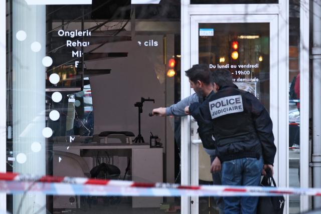 Police officers are at work outside a beauty institute that was attacked earlier with a grenade in Grenoble on February 6, 2026. Two individuals presented themselves at the institute, one threw an explosive object that had 'no significant charge or projecting metal elements' and the other filmed the scene, prosecutor Etienne Manteaux explained. Their video is already on social networks, he said, mentioning an 'intimidation action' demonstrating 'an escalation in the delinquency of offenders'. (Photo by Alex MARTIN / AFP)