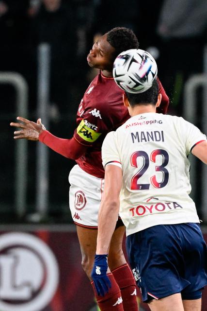 Metz’s Senegalese forward #30 Habib Diallo (L) fights for the ball with  Lille’s Algerian defender #23 Aissa Mandi during the French L1 football match between FC Metz and Lille LOSC at the Stade Saint-Symphorien in Longeville-les-Metz, eastern France on February 6, 2026. (Photo by Jean-Christophe VERHAEGEN / AFP)