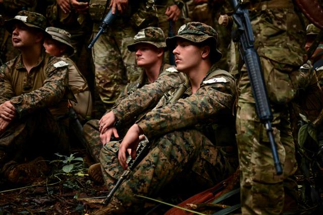 US soldiers, together with Panamanian police officers, take part in a jungle training exercise at Fort Sherman, in Colon province, Panama, on February 6, 2026. Panama and the United States are conducting new joint exercises as part of periodic US military activities focused on the defense of the Panama Canal. (Photo by MARTIN BERNETTI / AFP)