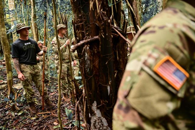 US soldiers, together with Panamanian police officers, take part in a jungle training exercise at Fort Sherman, in Colon province, Panama, on February 6, 2026. Panama and the United States are conducting new joint exercises as part of periodic US military activities focused on the defense of the Panama Canal. (Photo by MARTIN BERNETTI / AFP)