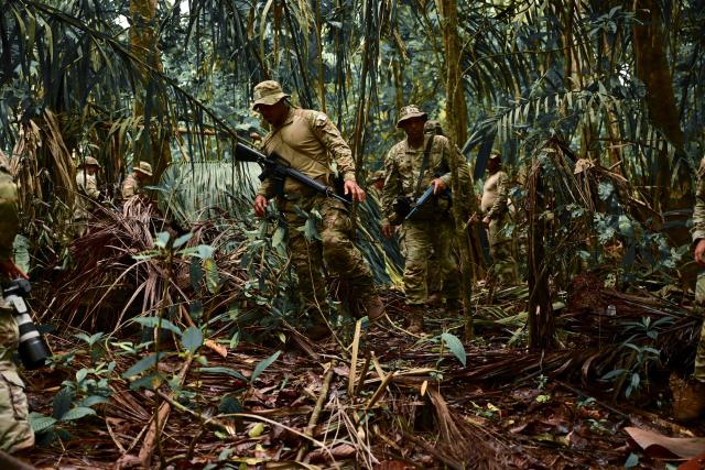 US soldiers, together with Panamanian police officers, take part in a jungle training exercise at Fort Sherman, in Colon province, Panama, on February 6, 2026. Panama and the United States are conducting new joint exercises as part of periodic US military activities focused on the defense of the Panama Canal. (Photo by MARTIN BERNETTI / AFP)