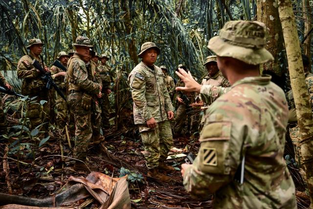 US soldiers, together with Panamanian police officers, take part in a jungle training exercise at Fort Sherman, in Colon province, Panama, on February 6, 2026. Panama and the United States are conducting new joint exercises as part of periodic US military activities focused on the defense of the Panama Canal. (Photo by MARTIN BERNETTI / AFP)