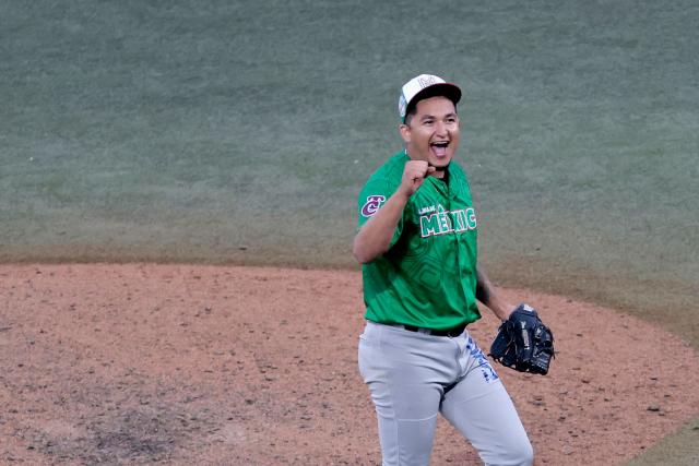 Tomateros de Culiacan's #20 Guadalupe Chavez celebrates at the end of the ninth inning of the Caribbean Series baseball tournament semi-final game between Mexico's Tomateros de Culiacan and Dominican Republic's Leones del Escogido at the Panamerican Stadium in Jalisco, Mexico, on February 6, 2026. (Photo by Ulises Ruiz / AFP)