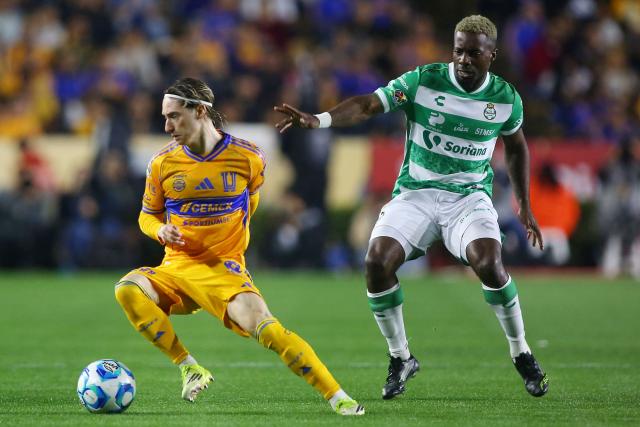 Tigres' midfielder #20 Marcelo Flores and Santos' Colombian winger #07 Cristian Dajome fight for the ball during the Liga MX Clausura football match between Tigres and Santos Laguna at the University Stadium (UANL) in San Nicolas de los Garza, Mexico, on February 6, 2026. AMARILLO 20 VERDE 7 (Photo by Julio Cesar AGUILAR / AFP)