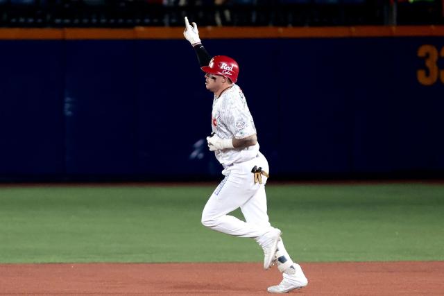 Charros de Jalisco's #40 Bligh Madris celebrates after hitting a home run in the third inning of the Caribbean Series baseball tournament semi-final game between Mexico's Charros de Jalisco and Puerto Rico's Cangrejeros de Santurce at the Panamerican Stadium in Jalisco, Mexico, on February 6, 2026. (Photo by Ulises Ruiz / AFP)