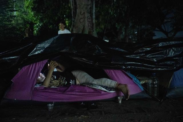 Relatives of inmates camp outside El Rodeo I prison in Guatire, Miranda state, some 30 kilometers east of Caracas, on February 6, 2026, awaiting news of prisoner releases. The president of the Venezuelan Parliament met on Friday with relatives of political prisoners at a detention facility in Caracas and promised their release within a week at the latest. (Photo by Maryorin Mendez / AFP)
