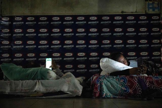 Relatives of inmates camp outside El Rodeo I prison in Guatire, Miranda state, some 30 kilometers east of Caracas, on February 6, 2026, awaiting news of prisoner releases. The president of the Venezuelan Parliament met on Friday with relatives of political prisoners at a detention facility in Caracas and promised their release within a week at the latest. (Photo by Maryorin Mendez / AFP)