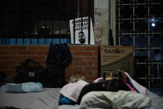 Relatives of inmates camp outside El Rodeo I prison in Guatire, Miranda state, some 30 kilometers east of Caracas, on February 6, 2026, awaiting news of prisoner releases. The president of the Venezuelan Parliament met on Friday with relatives of political prisoners at a detention facility in Caracas and promised their release within a week at the latest. (Photo by Maryorin Mendez / AFP)