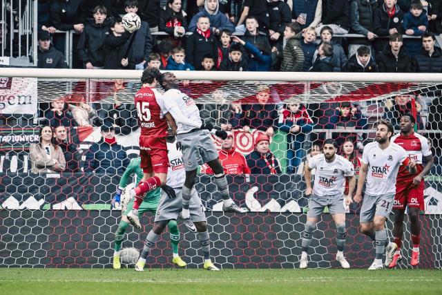 Waregem's Beglian defender Benoit De Jaegere (L) and Dender's Belgian midfielder Noah Mbamba-Muanda fight for the ball during the Belgian "Pro League" First Division football match between Zulte-Waregem and FCV Dender EH at Elindus Arena in Waregem on February 7, 2026. (Photo by Tom Goyvaerts / BELGA / AFP) / Belgium OUT