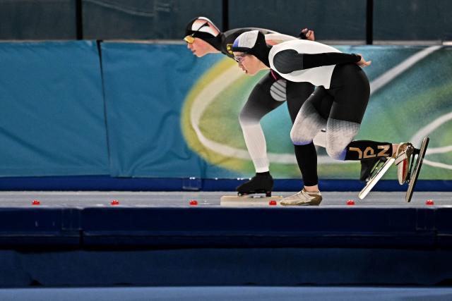 Japan's Momoka Horikawa (R) and Germany's Josie Hofmann competes in the speed skating women's 3000m during the Milano Cortina 2026 Winter Olympic Games at Milano Speed Skating Stadium in Milan on February 7, 2026. (Photo by Gabriel BOUYS / AFP)