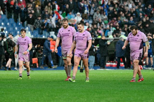 Scotland's players react after Italy won the Six Nations international rugby union match between Italy and Scotland at the Stadio Olimpico, in Rome, on February 7, 2026. (Photo by Alberto PIZZOLI / AFP)