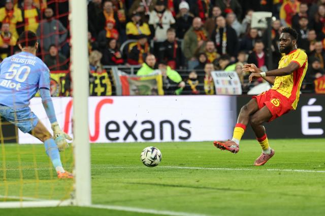 TOPSHOT - Lens' French forward #11 Odsonne Edouard scores his team's first goal during the French L1 football match between RC Lens and Stade Rennais FC at the Stade Bollaert-Delelis in Lens, northern France on February 7, 2026. (Photo by Francois LO PRESTI / AFP)