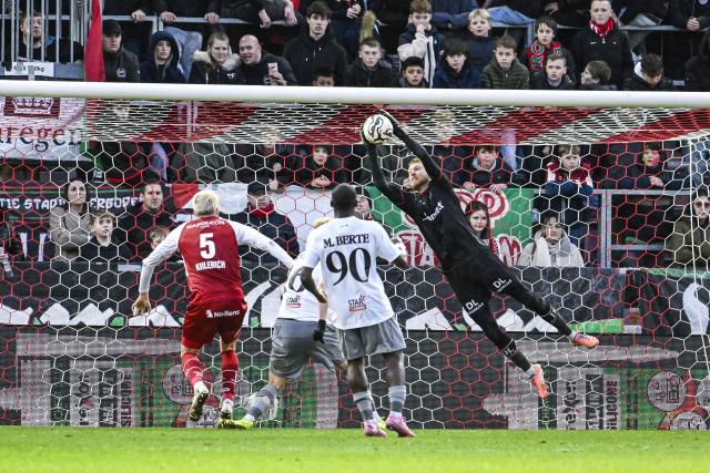 Waregem's Belgian goalkeeper Brent Gabriel (R) makes a save during the Belgian "Pro League" First Division football match between Zulte-Waregem and FCV Dender EH at Elindus Arena in Waregem on February 7, 2026. (Photo by Tom Goyvaerts / BELGA / AFP) / Belgium OUT