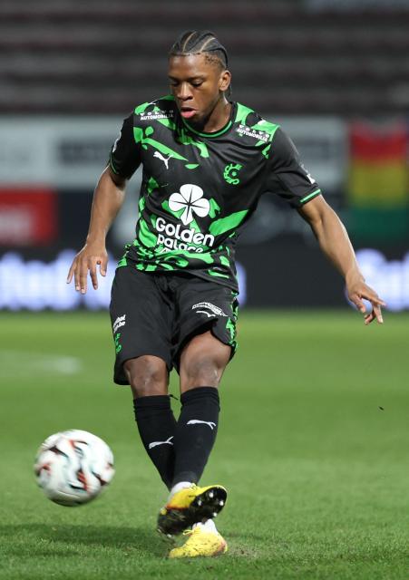 Cercle's Portuguese defender Flavio Basilua Jacinto Nazinho controls the ball during the Belgian "Pro League" First Division football match between Royal Charleroi SC and Cercle Brugge at Stade du Pays de Charleroi in Charleroi on February 7, 2026. (Photo by VIRGINIE LEFOUR / BELGA / AFP) / Belgium OUT