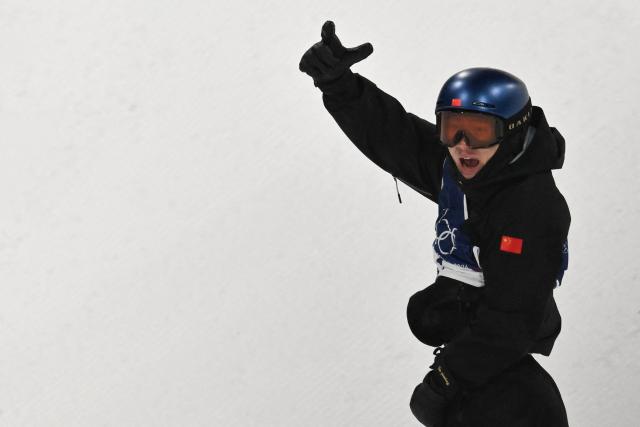 China's Su Yiming reacts in the snowboard men's big air final run 1 during the Milano Cortina 2026 Winter Olympic Games at Livigno Snow Park, in Livigno (Valtellina), on February 7, 2026. (Photo by Jeff PACHOUD / AFP)