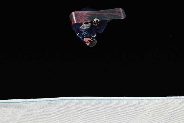 USA's Oliver Martin competes in the snowboard men's big air final run 2 during the Milano Cortina 2026 Winter Olympic Games at Livigno Snow Park, in Livigno (Valtellina), on February 7, 2026. (Photo by Jeff PACHOUD / AFP)