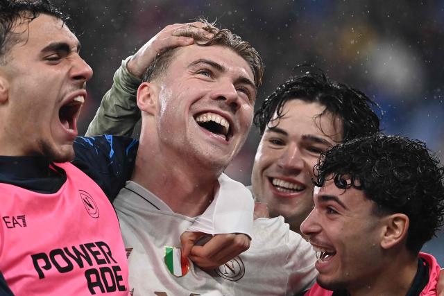 TOPSHOT - Napoli's Danish forward #19 Rasmus Hojlund celebrates with teammates after scoring a penalty during the Italian Serie A football match between Genoa and Napoli at the Luigi Ferraris stadium in Genoa on February 7, 2026. (Photo by Isabella BONOTTO / AFP)