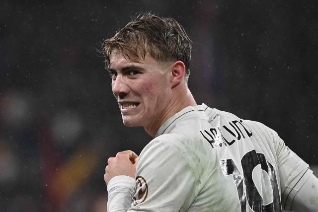 Napoli's Danish forward #19 Rasmus Hojlund celebrates with teammates after scoring a penalty during the Italian Serie A football match between Genoa and Napoli at the Luigi Ferraris stadium in Genoa on February 7, 2026. (Photo by Isabella BONOTTO / AFP)