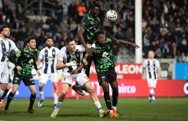 Charleroi's Aurelien Scheidler and Cercle's Emmanuel Kakou fight for the ball during the Belgian "Pro League" First Division football match between Royal Charleroi SC and Cercle Brugge at Stade du Pays de Charleroi in Charleroi on February 7, 2026. (Photo by VIRGINIE LEFOUR / BELGA / AFP) / Belgium OUT