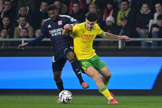 Nantes’ French forward #10 Matthis Abline (R) fights for the ball with Lyon’s English  defender #98 Ainsley Maitland-Niles during the French L1 football match between FC Nantes and Olympique Lyonnais (OL) at the Stade de la Beaujoire–Louis Fonteneau in Nantes, western France on February 7, 2026. (Photo by Damien Meyer / AFP)