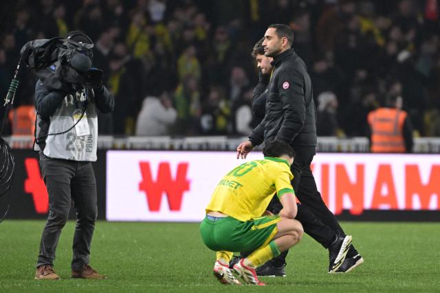 Nantes’ French and Moroccan head coach Ahmed Kantari (R) and Nantes’ French forward #10 Matthis Abline react after their lost at the end of the French L1 football match between FC Nantes and Olympique Lyonnais (OL) at the Stade de la Beaujoire–Louis Fonteneau in Nantes, western France, on February 7, 2026. (Photo by Damien Meyer / AFP)