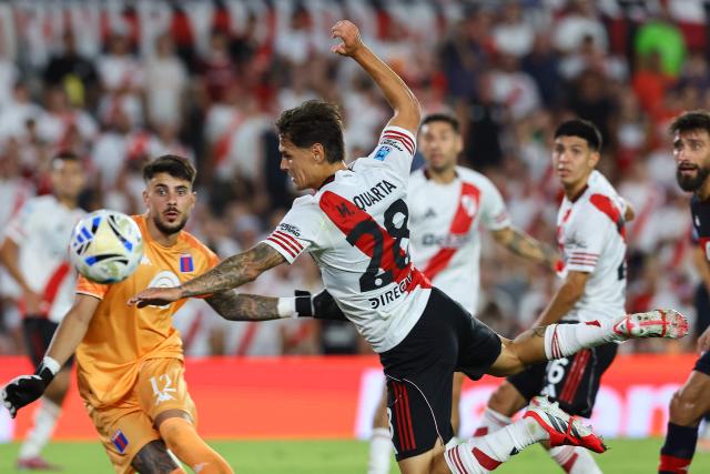River Plate's defender #28 Lucas Martinez Quarta misses a chance past Tigre's goalkeeper #12 Felipe Zenobio during the Argentine Professional Football League 2026 Apertura Tournament match between River Plate and Tigre at the Mas Monumental Stadium in Buenos Aires on February 7, 2026. (Photo by ALEJANDRO PAGNI / AFP)